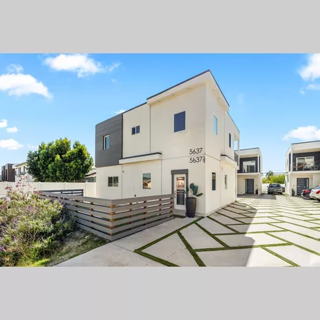 Coliving in Valley Village - San Fernando Valley, Los Angeles