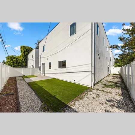 Coliving in Valley Village - San Fernando Valley, Los Angeles