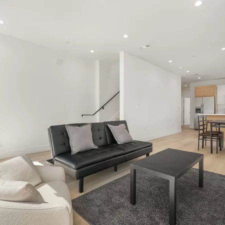 Coliving in Valley Village - San Fernando Valley, Los Angeles
