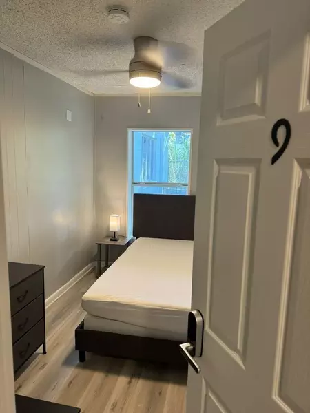 Coliving in Live Oaks Square - East Tampa, Tampa