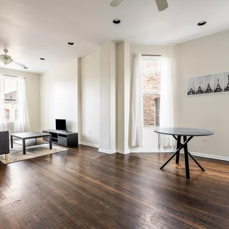 Coliving in Ukrainian Village - West Side, Chicago