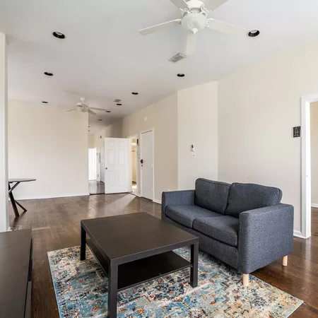 Coliving in Ukrainian Village - West Side, Chicago