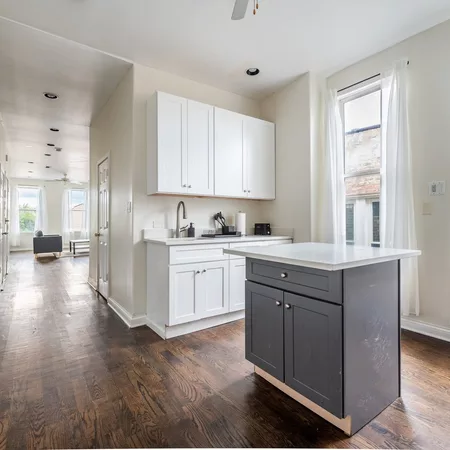 Coliving in Ukrainian Village - West Side, Chicago