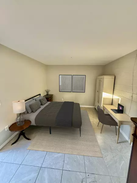 Coliving in Live Oaks Square - East Tampa, Tampa