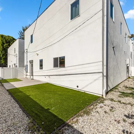 Coliving in Valley Village - San Fernando Valley, Los Angeles