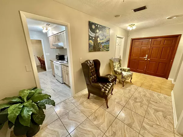 Coliving in Live Oaks Square - East Tampa, Tampa