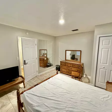 Coliving in Live Oaks Square - East Tampa, Tampa