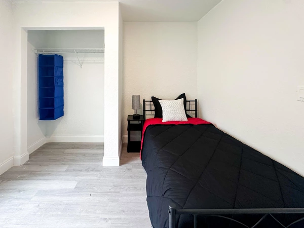 Coliving in Live Oaks Square - East Tampa, Tampa