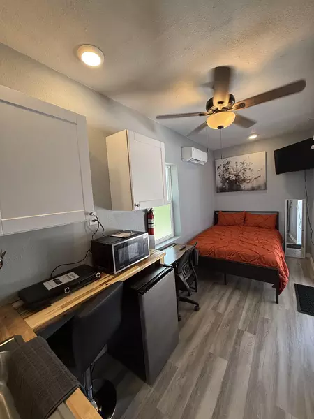 Coliving in Live Oaks Square - East Tampa, Tampa