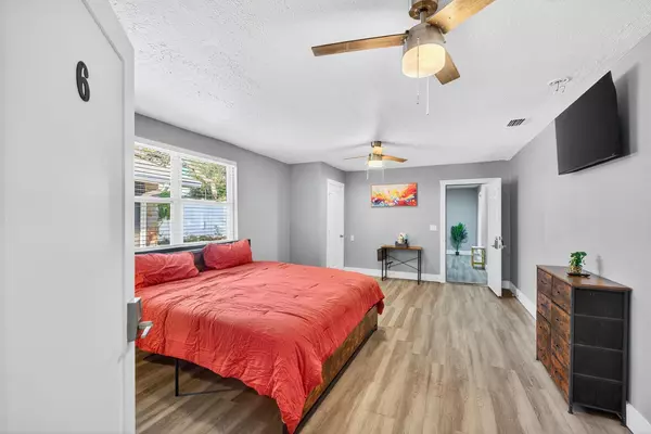 Coliving in Live Oaks Square - East Tampa, Tampa