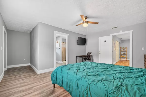 Coliving in Live Oaks Square - East Tampa, Tampa