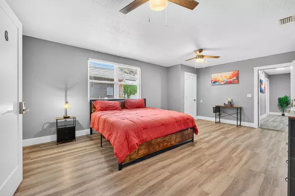 Coliving in Live Oaks Square - East Tampa, Tampa