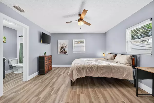 Coliving in Live Oaks Square - East Tampa, Tampa