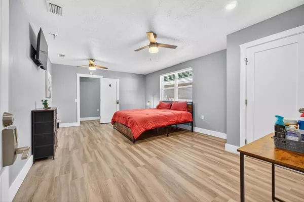 Coliving in Live Oaks Square - East Tampa, Tampa