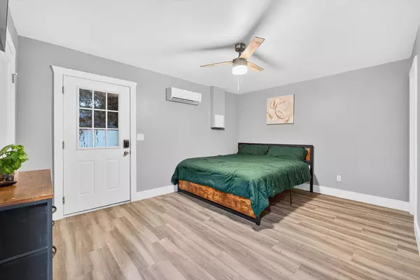 Coliving in Live Oaks Square - East Tampa, Tampa