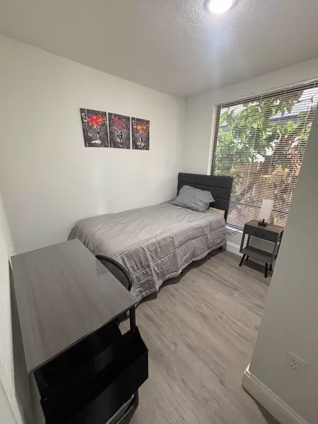 Coliving in Live Oaks Square - East Tampa, Tampa