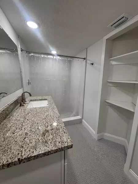 Coliving in Live Oaks Square - East Tampa, Tampa