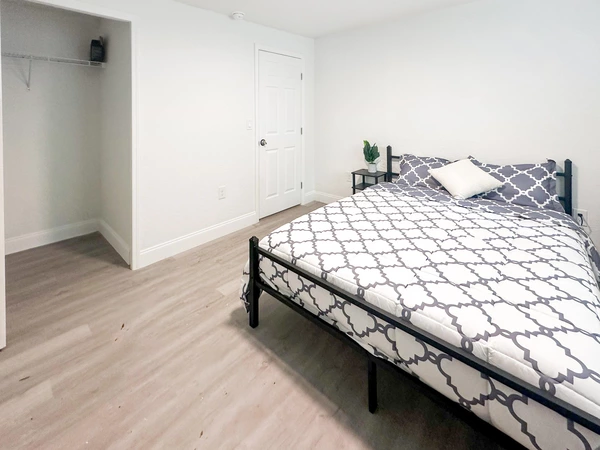 Coliving in Live Oaks Square - East Tampa, Tampa