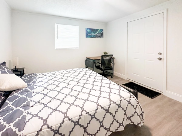Coliving in Live Oaks Square - East Tampa, Tampa