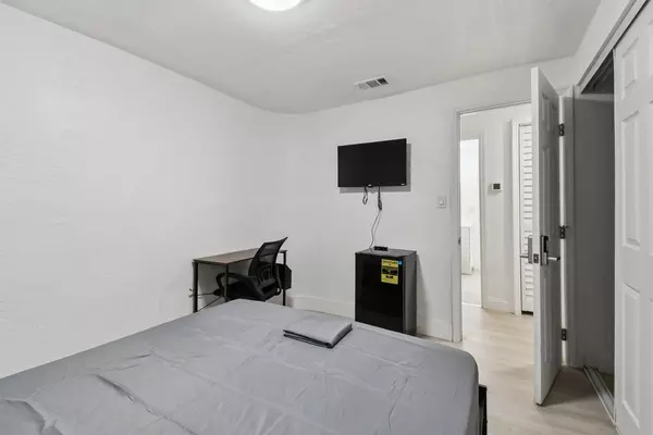 Coliving in Live Oaks Square - East Tampa, Tampa