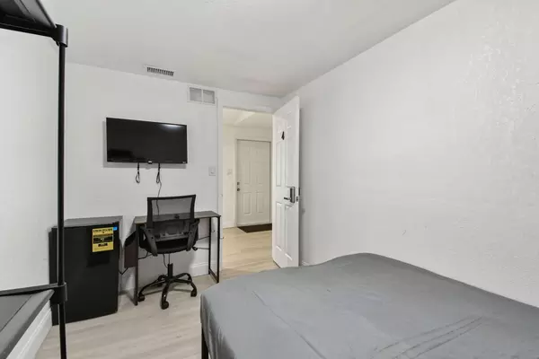 Coliving in Live Oaks Square - East Tampa, Tampa