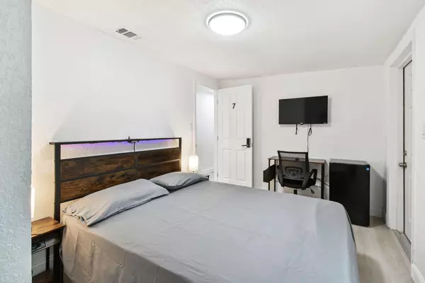 Coliving in Live Oaks Square - East Tampa, Tampa