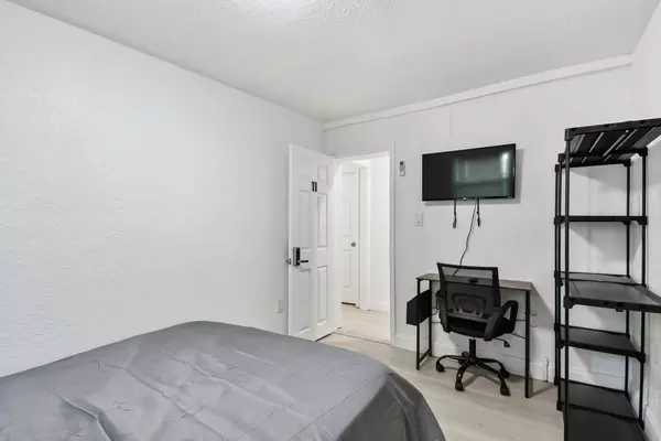 Coliving in Live Oaks Square - East Tampa, Tampa