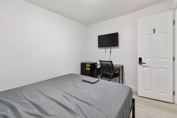 Coliving in Live Oaks Square - East Tampa, Tampa