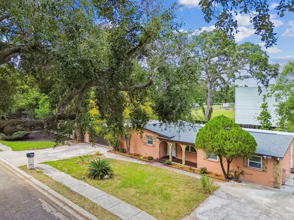 Coliving in Live Oaks Square - East Tampa, Tampa