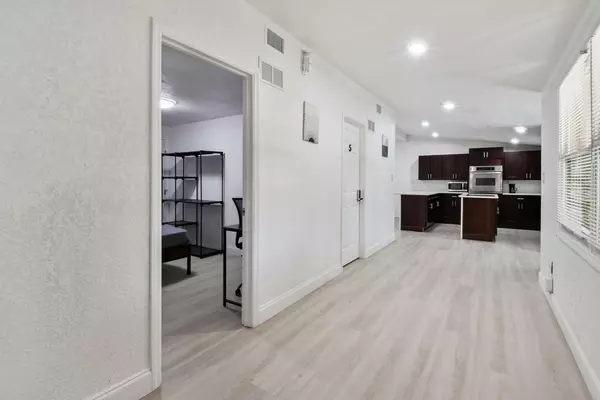 Coliving in Live Oaks Square - East Tampa, Tampa