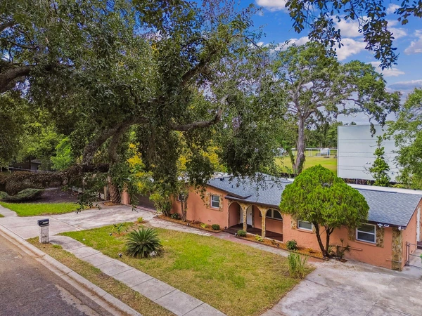 Coliving in Live Oaks Square - East Tampa, Tampa