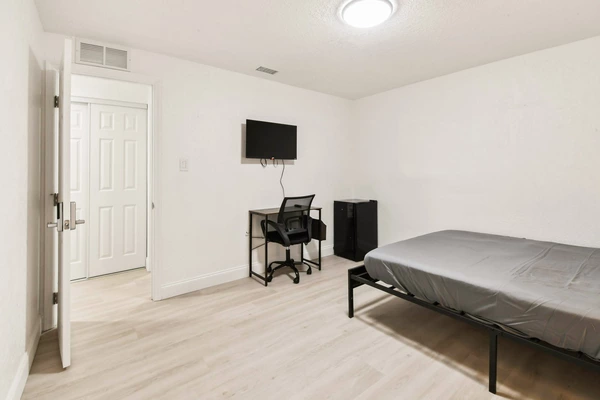 Coliving in Live Oaks Square - East Tampa, Tampa