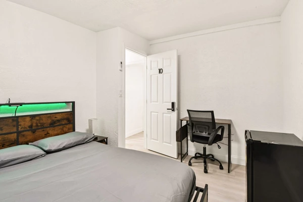 Coliving in Live Oaks Square - East Tampa, Tampa