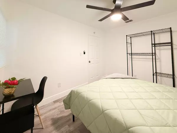 Coliving in Live Oaks Square - East Tampa, Tampa