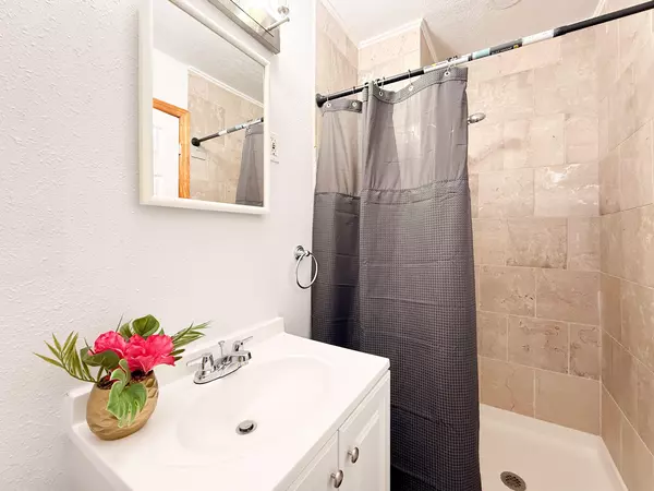 Coliving in Live Oaks Square - East Tampa, Tampa
