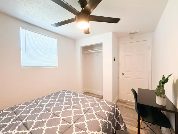Coliving in Live Oaks Square - East Tampa, Tampa