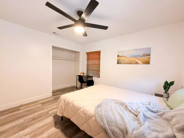 Coliving in Live Oaks Square - East Tampa, Tampa