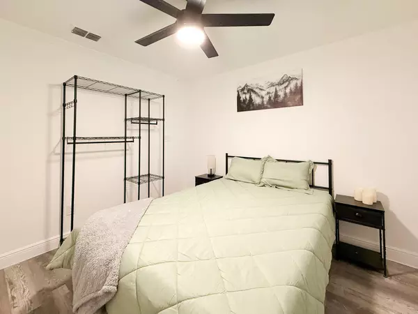 Coliving in Live Oaks Square - East Tampa, Tampa