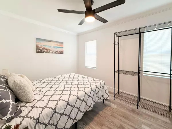 Coliving in Live Oaks Square - East Tampa, Tampa