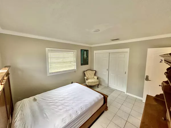 Coliving in Live Oaks Square - East Tampa, Tampa