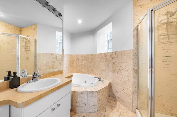 Coliving in Ukrainian Village - West Side, Chicago