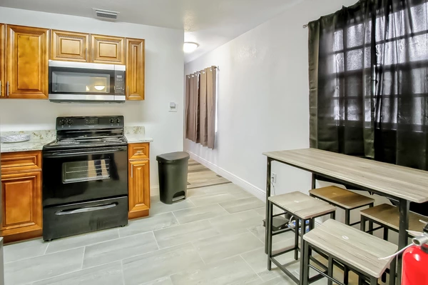 Coliving in Live Oaks Square - East Tampa, Tampa