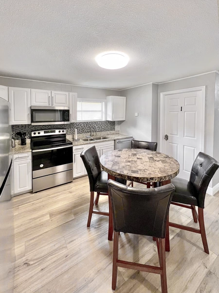 Coliving in Live Oaks Square - East Tampa, Tampa