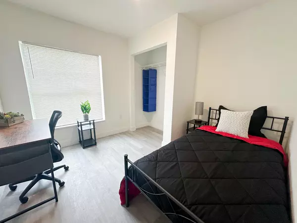 Coliving in Live Oaks Square - East Tampa, Tampa