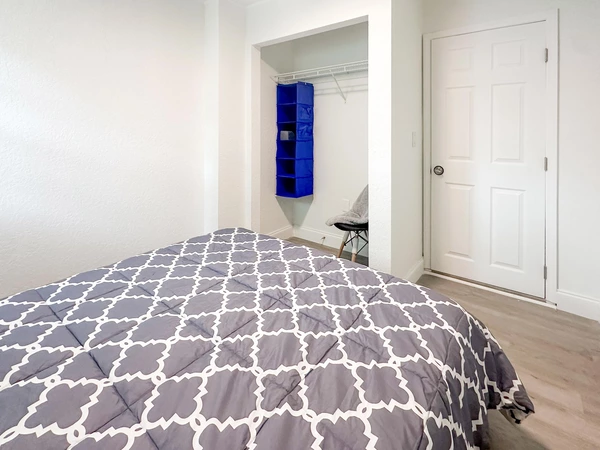 Coliving in Live Oaks Square - East Tampa, Tampa