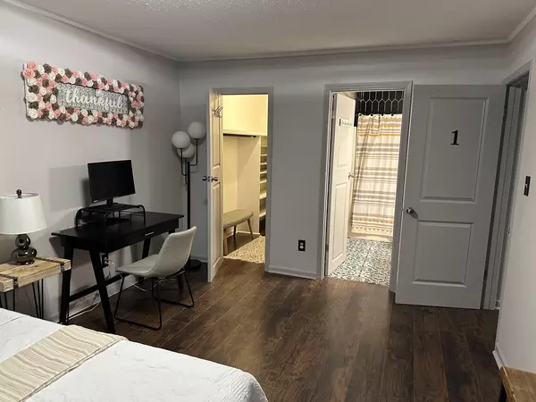 Coliving in Idlewild South - East Charlotte, Charlotte