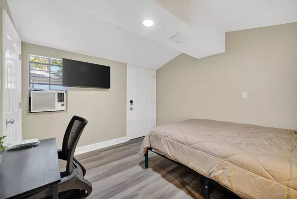 Coliving in Live Oaks Square - East Tampa, Tampa