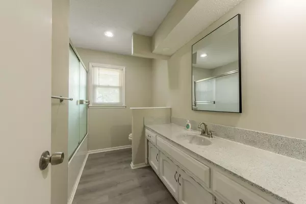 Coliving in Blue Springs - Outer KCMO, Kansas City