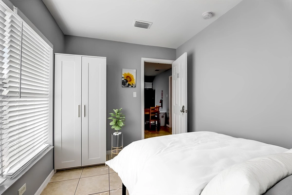 Coliving in Live Oaks Square - East Tampa, Tampa