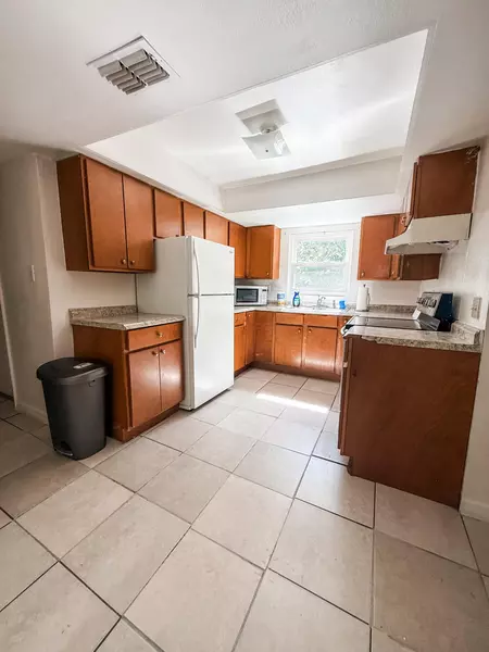 Coliving in Live Oaks Square - East Tampa, Tampa